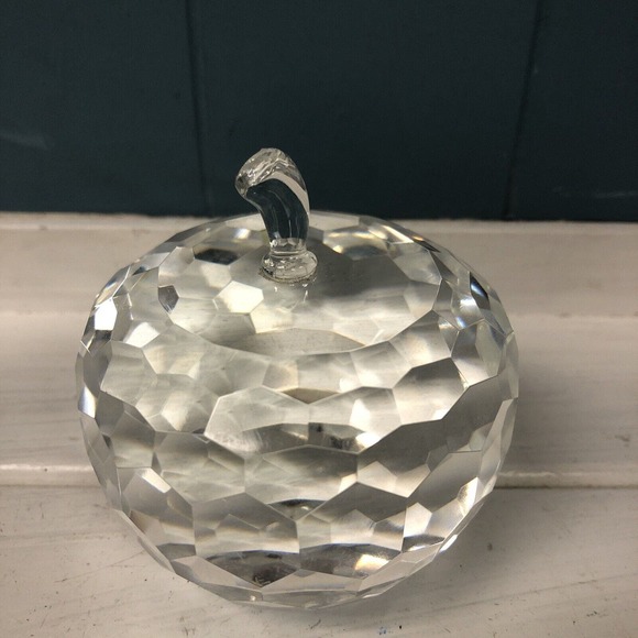 Saks Fifth Avenue CRYSTAL APPLE PAPERWEIGHT - Art Glass Teacher‎ Gift - Picture 1 of 3
